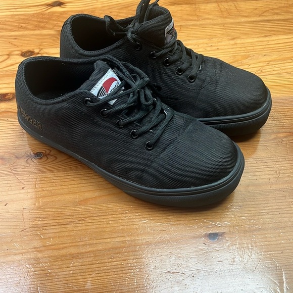 Avenger Black Sneakers Low-Top Canvas - Picture 2 of 12